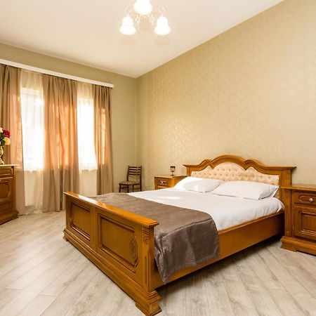 Rustaveli Two Bedroom Apartment With 5 Star Location ティビリシ エクステリア 写真