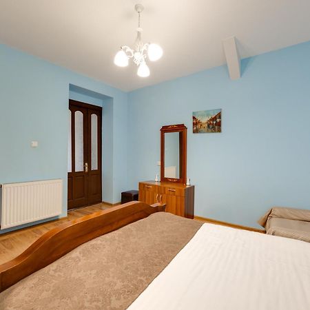 Rustaveli Two Bedroom Apartment With 5 Star Location ティビリシ エクステリア 写真