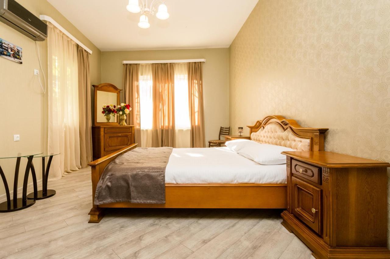Rustaveli Two Bedroom Apartment With 5 Star Location ティビリシ エクステリア 写真