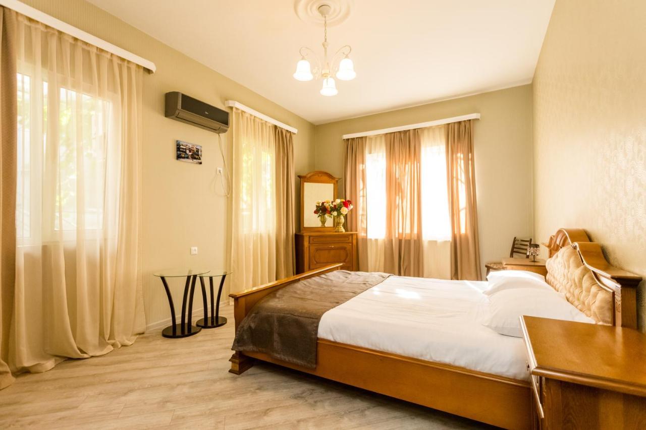 Rustaveli Two Bedroom Apartment With 5 Star Location ティビリシ エクステリア 写真