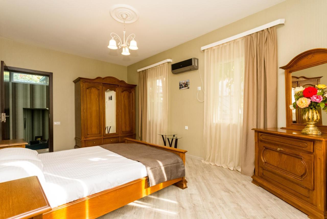 Rustaveli Two Bedroom Apartment With 5 Star Location ティビリシ エクステリア 写真